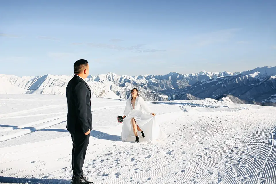 Demande en mariage en montagne sous la neige